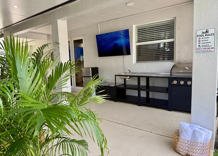 Miami Getaway Heated Pool Villa With Mini Golf & Bbq